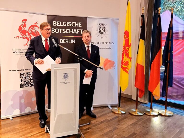 Zum Nationalfeiertag von Wallonien: Begrüßung von S.E. Piet Heirbaut, Botschafter des Königreichs Belgien in Deutschland, und Alexander Homann, Leiter der Vertretung der Föderation Wallonie-Brüssel und der Deutschsprachigen Gemeinschaft (Foto: C. Grosse)