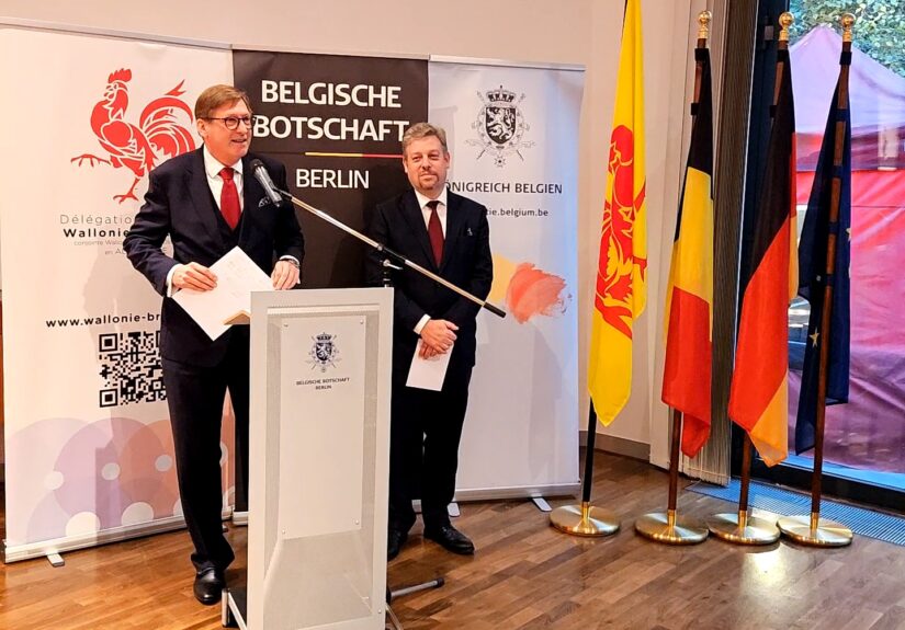 Zum Nationalfeiertag von Wallonien: Begrüßung von S.E. Piet Heirbaut, Botschafter des Königreichs Belgien in Deutschland, und Alexander Homann, Leiter der Vertretung der Föderation Wallonie-Brüssel und der Deutschsprachigen Gemeinschaft (Foto: C. Grosse)