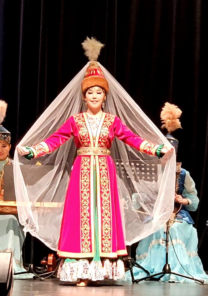 Eleganz und Anmut, Tänzerin aus dem „Tomiris“ Dance Ensemble (Foto: C. Grosse)