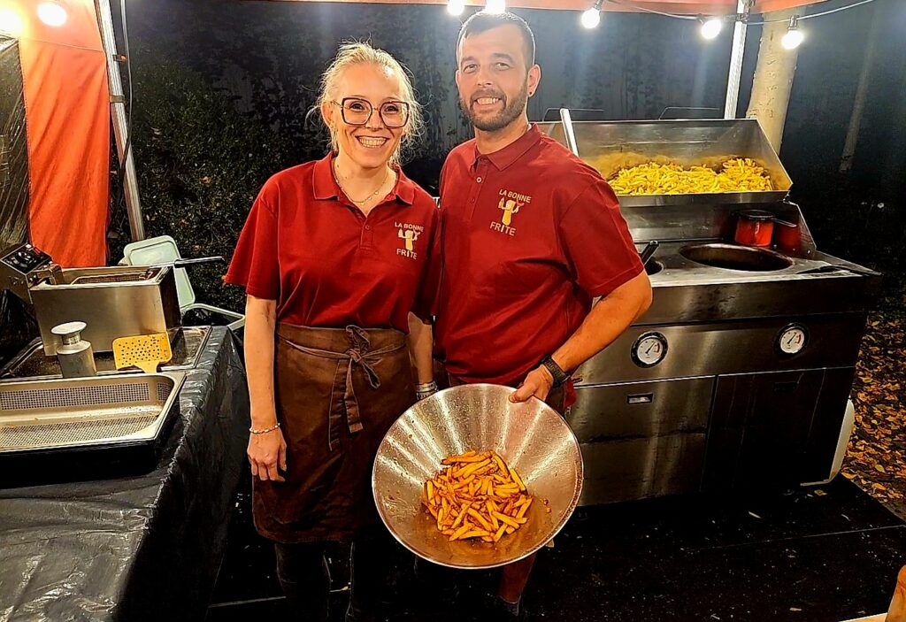 Gebührender Ausklang: Original-belgische Pommes, frisch zubereitet vom Team von „LA BONNE FRITE“ beim Empfang in der Botschaft (Foto: C. Grosse)