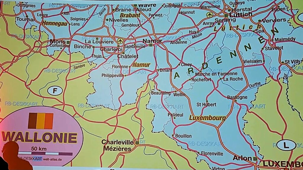 Südbelgien als Reiseziel: Präsentationsfolie mit der Karte der Wallonie zur Vorstellung des Buchs „Wo die Wallonen wohnen – Im Renault R4 durch Südbelgien“ von Anke Steinemann und Jens F. Meyer (Foto: C. Grosse)